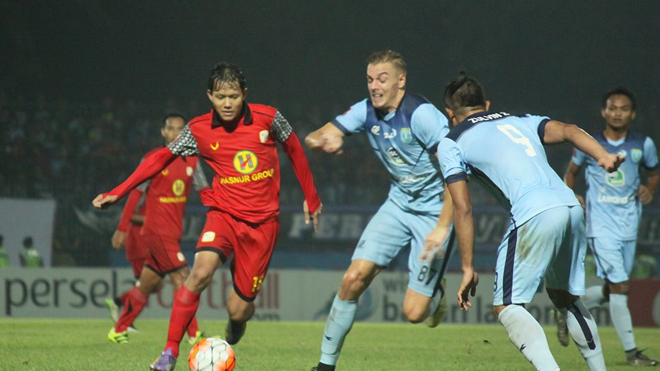 Aksi Adam Alis saat melawan Persela Lamongan. Copyright: &copy; Ian Setiawan/INDOSPORT